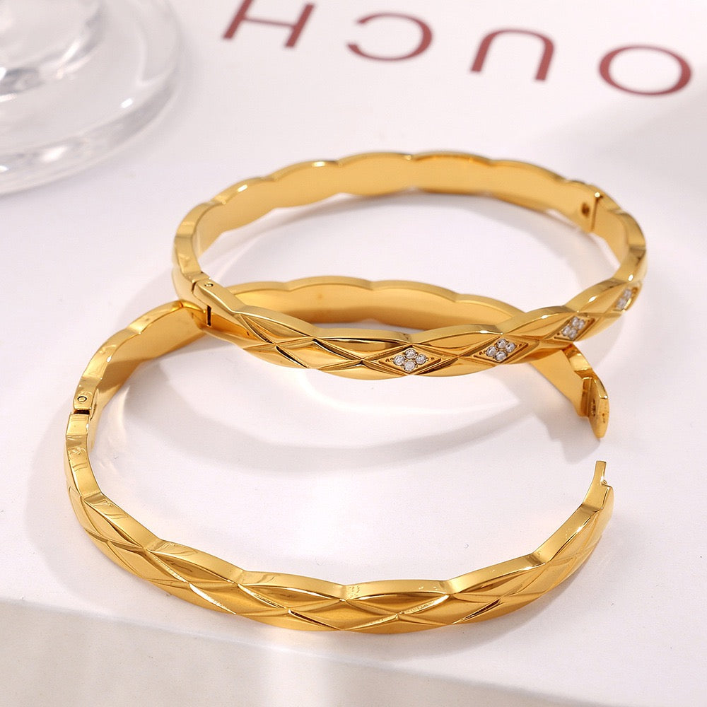 Marium clover bangle