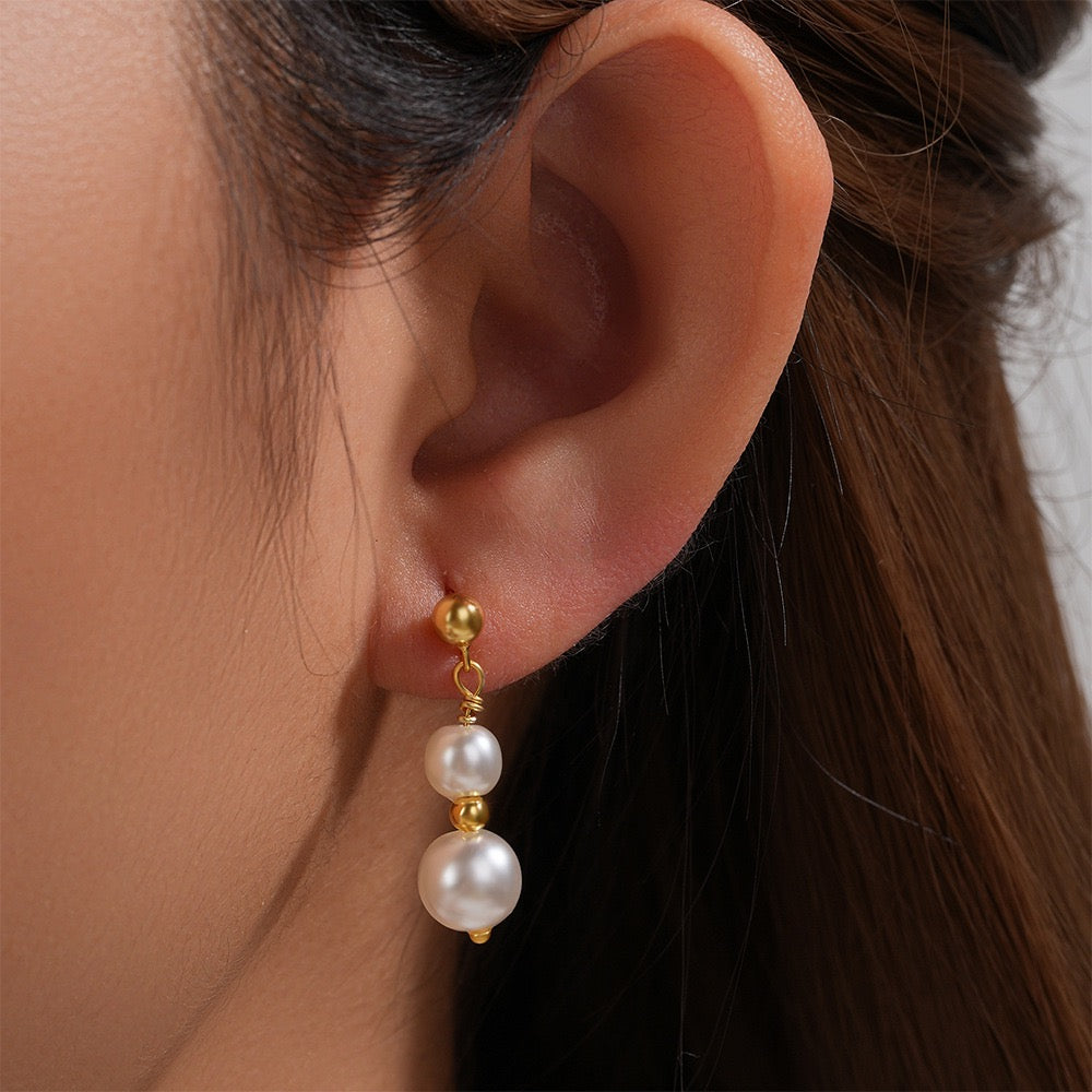Mini pearl earrings