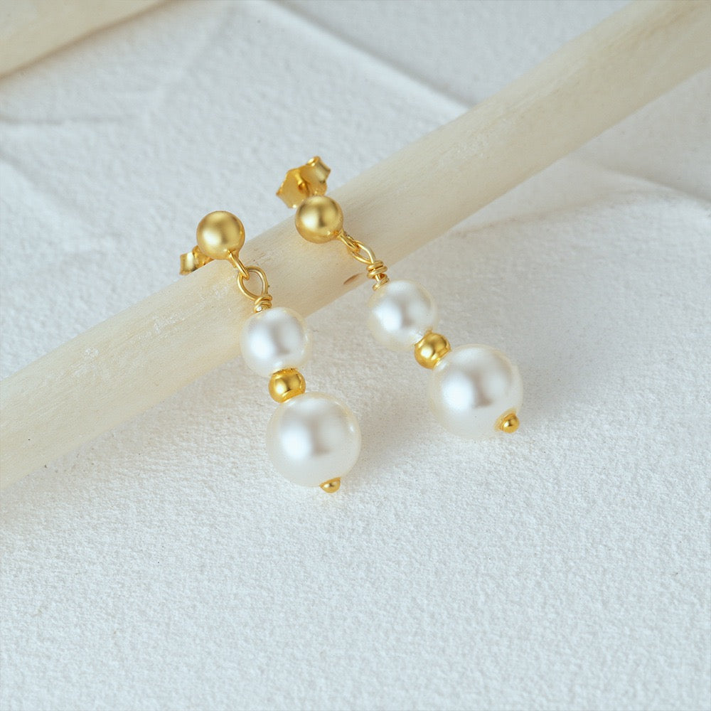 Mini pearl earrings