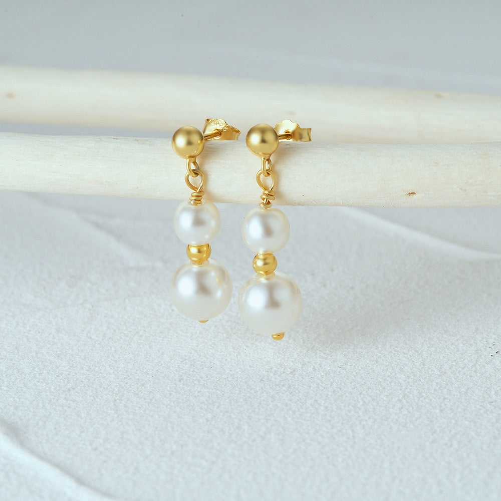 Mini pearl earrings