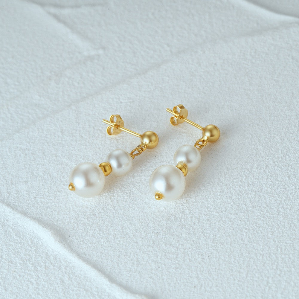 Mini pearl earrings