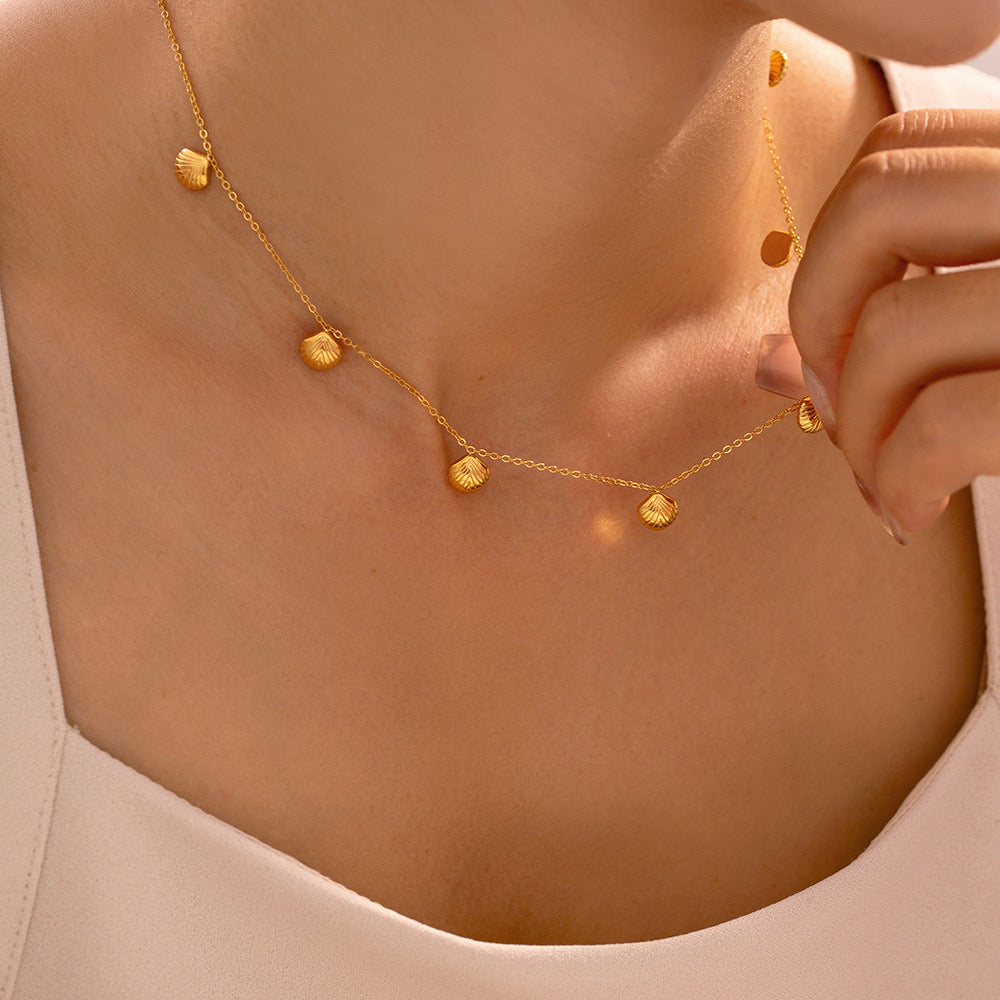 Gold coast Mini shell necklace