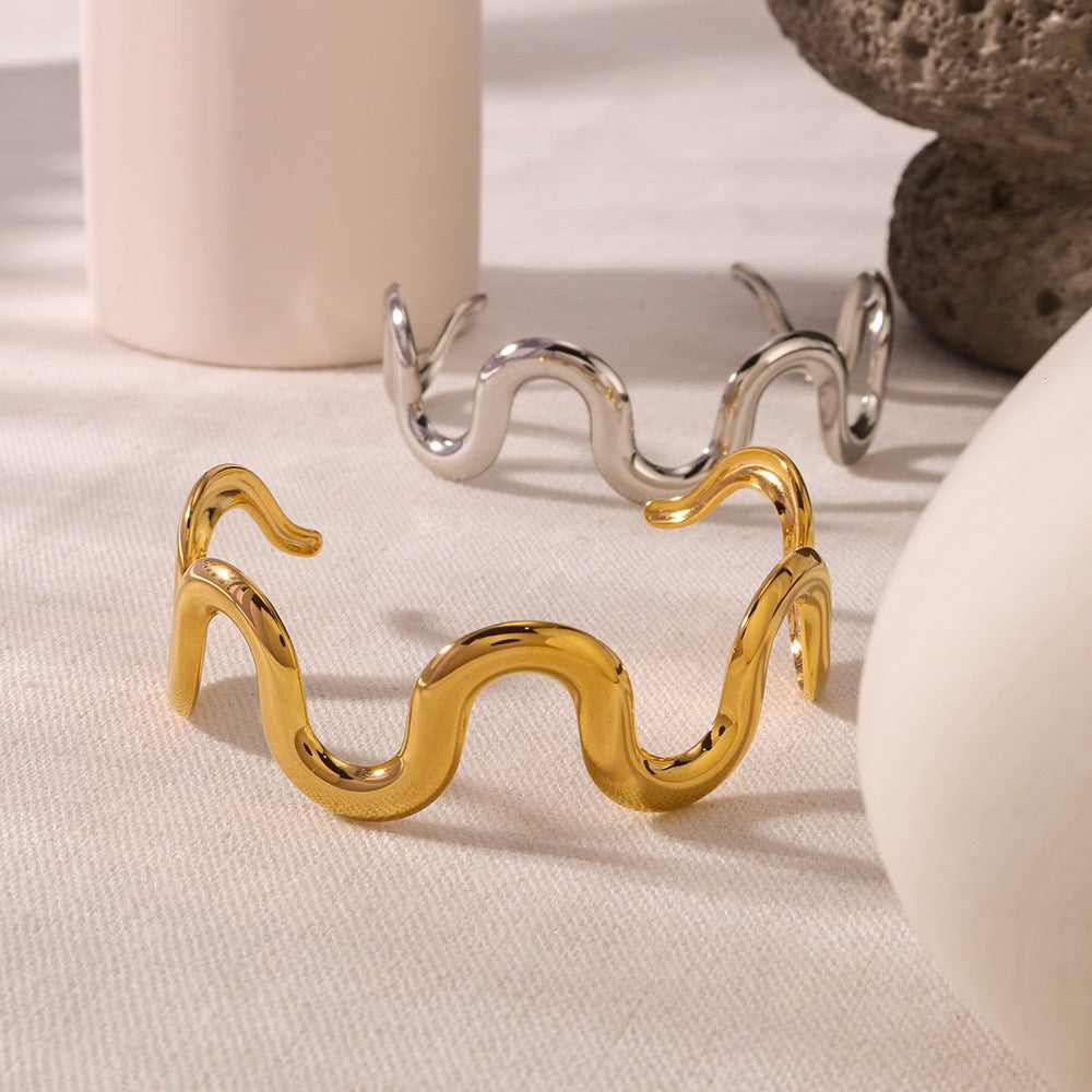 Biancia wave bangle
