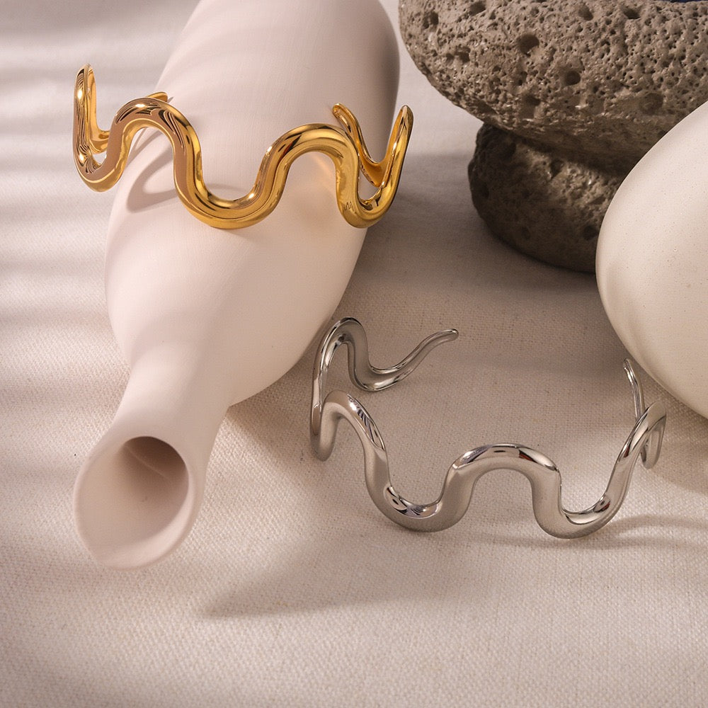 Biancia wave bangle