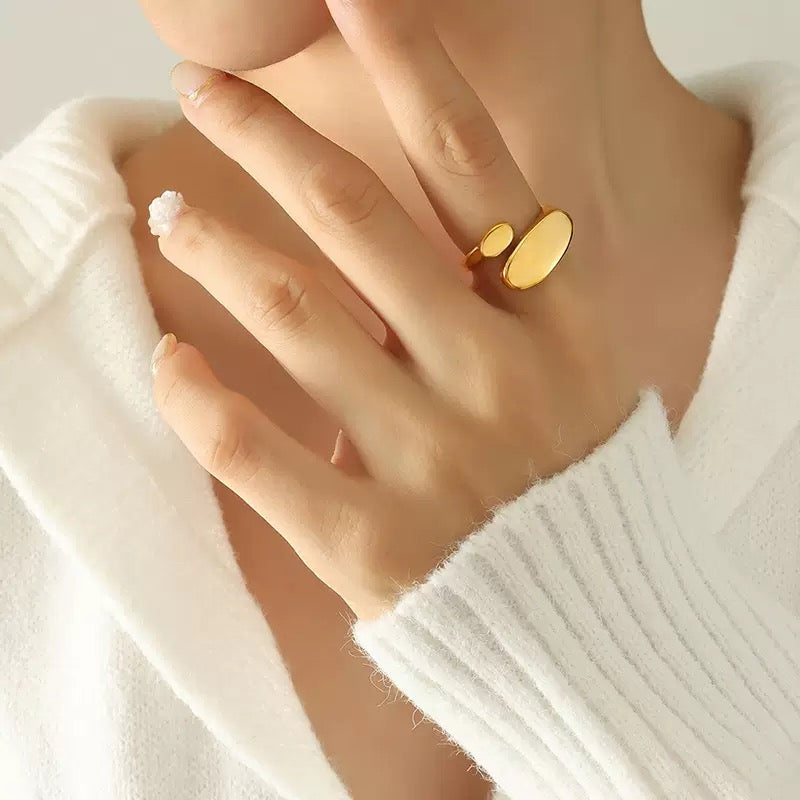 Waaga flat lay ring