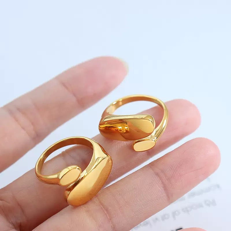Waaga flat lay ring