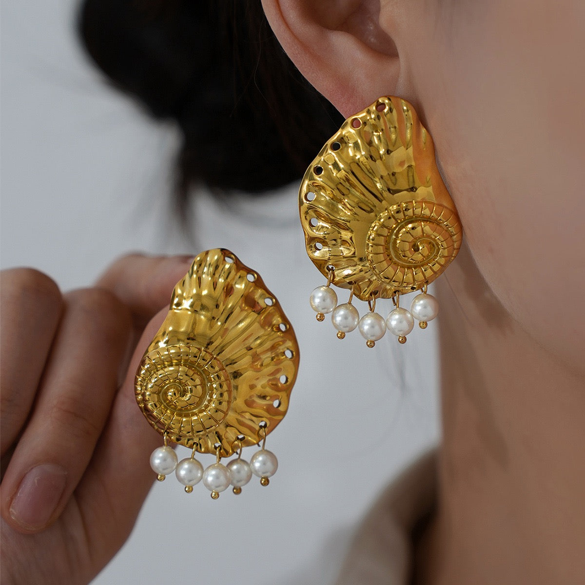 Pearly shell earrings