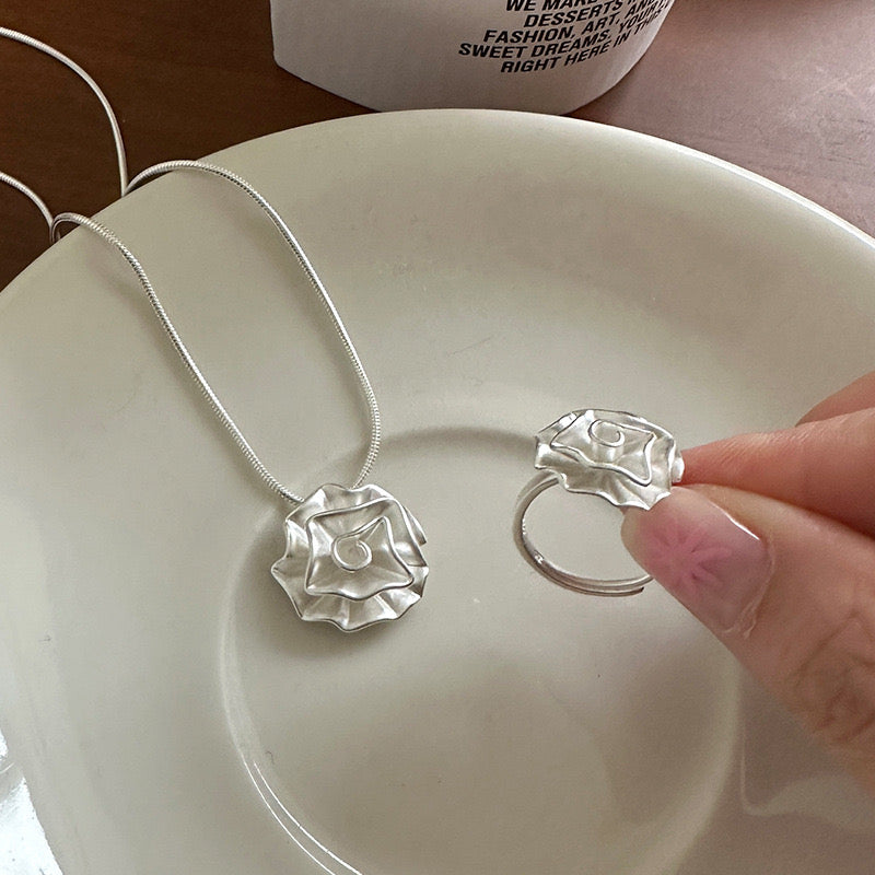 Osaka Rose silver ring