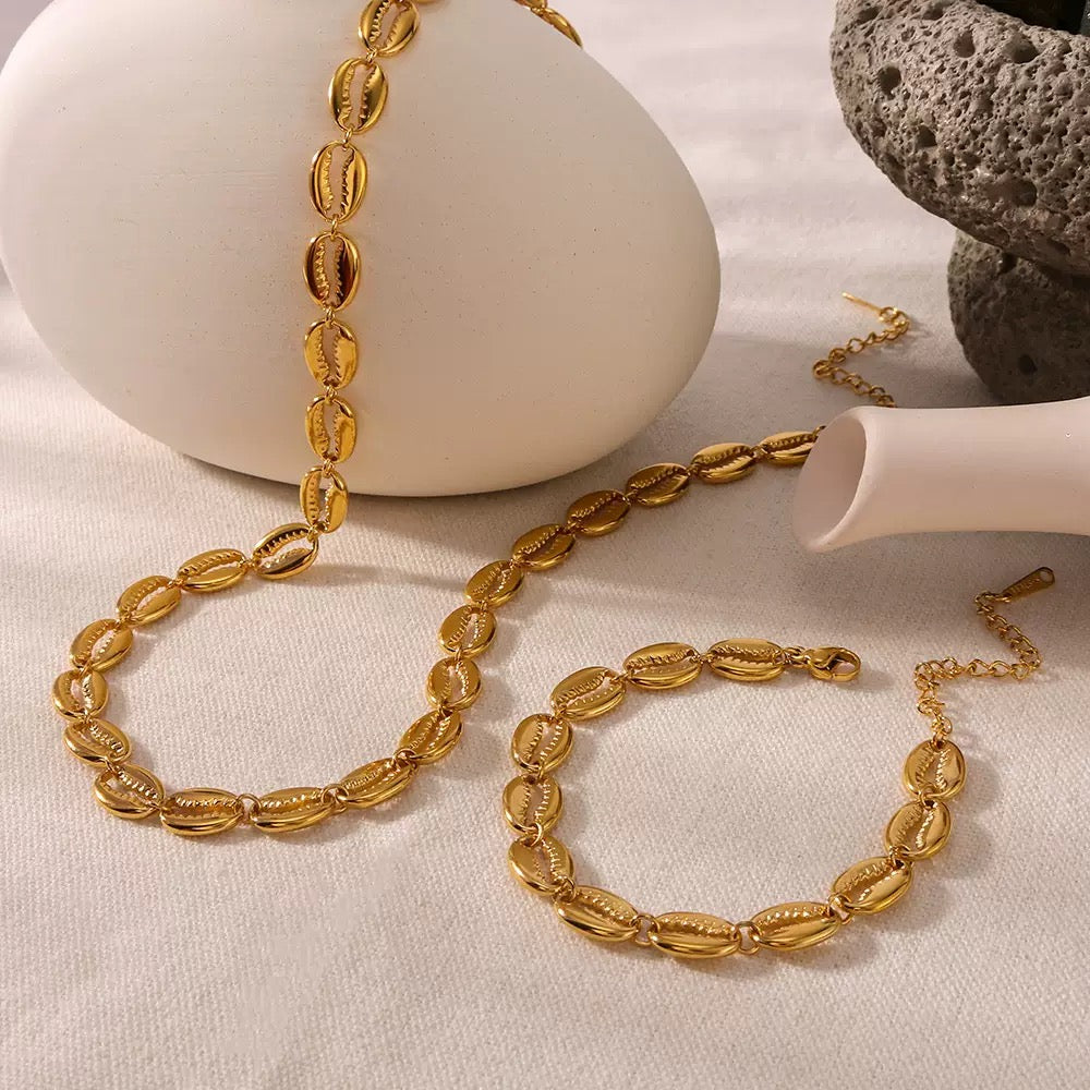 Sabia Seashell gold necklace and bracelet set
