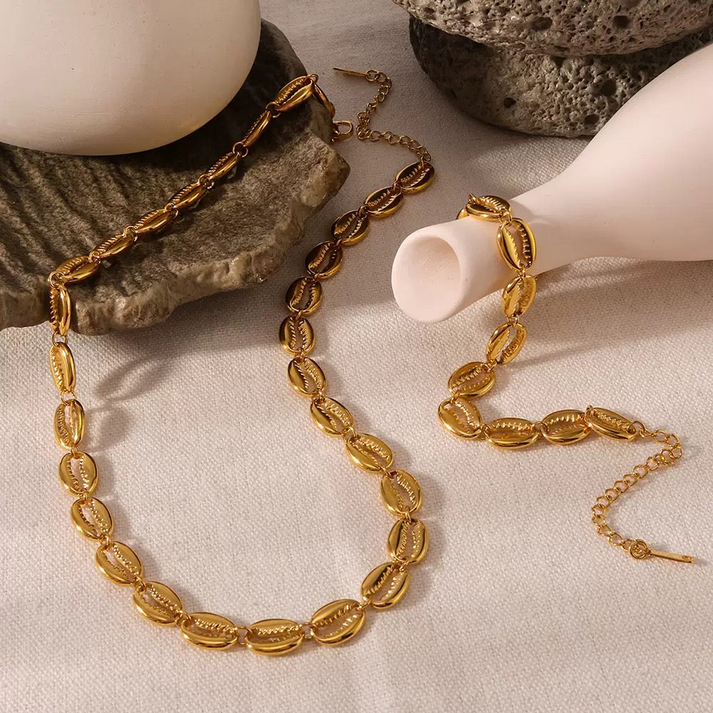 Sabia Seashell gold necklace and bracelet set