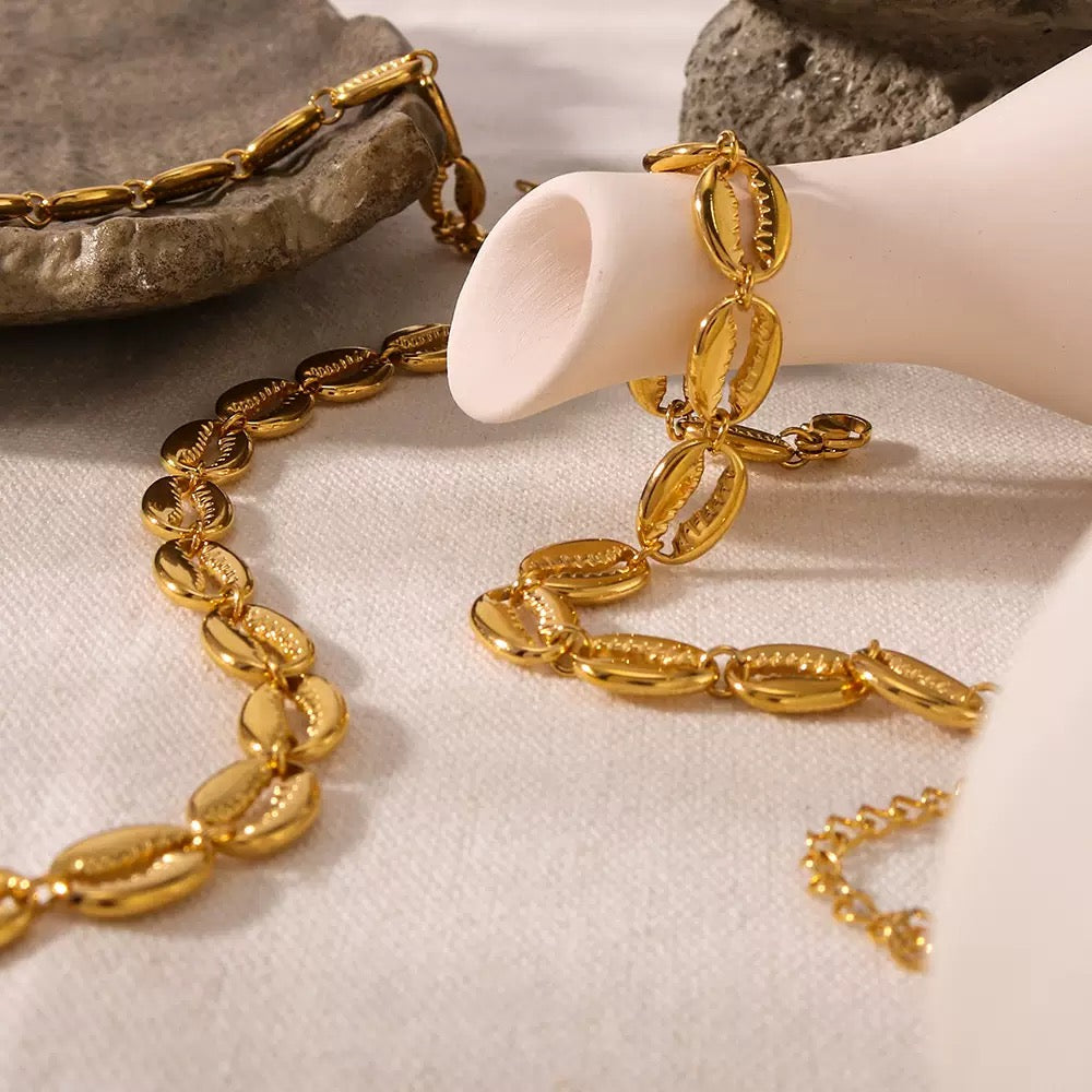Sabia Seashell gold necklace and bracelet set