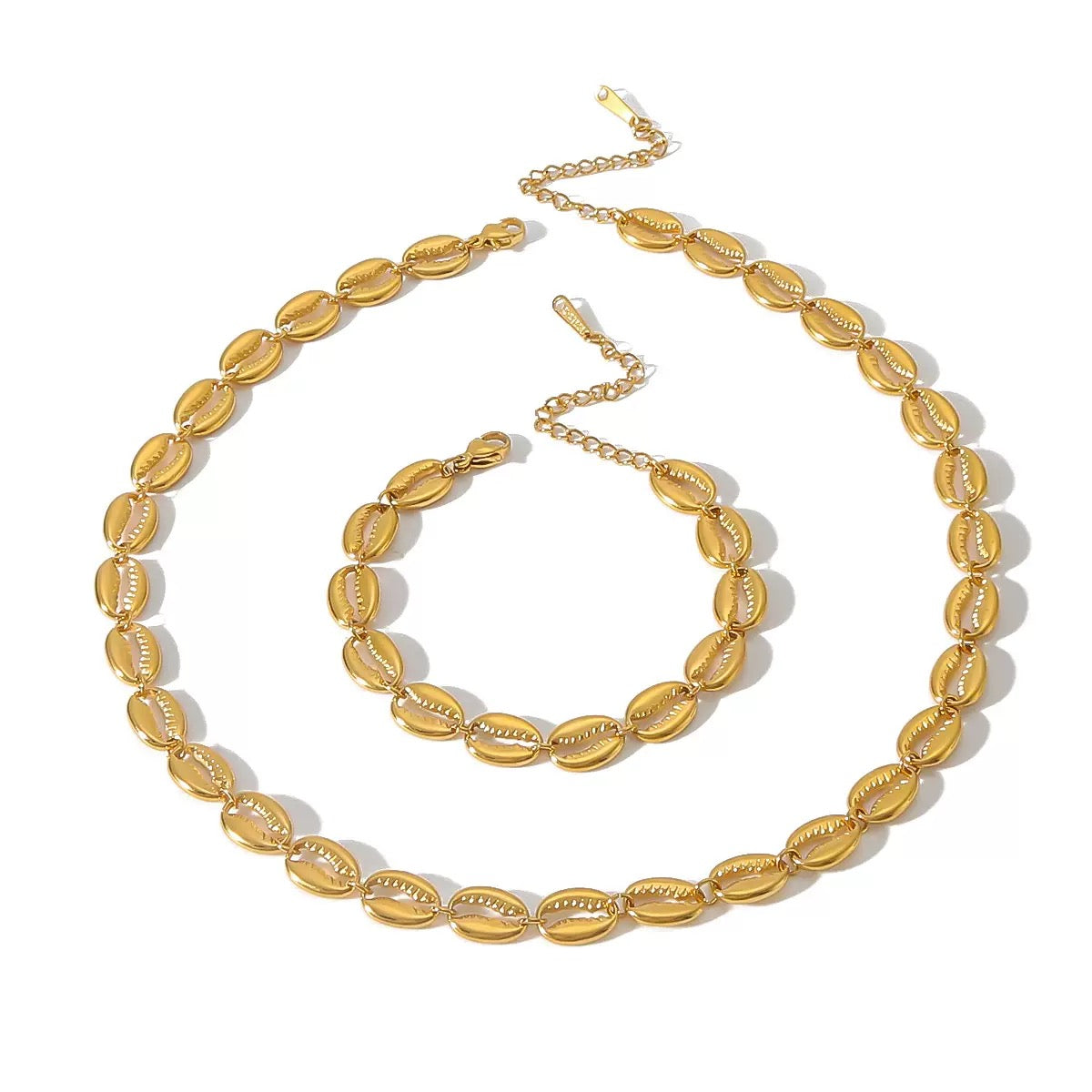 Sabia Seashell gold necklace and bracelet set
