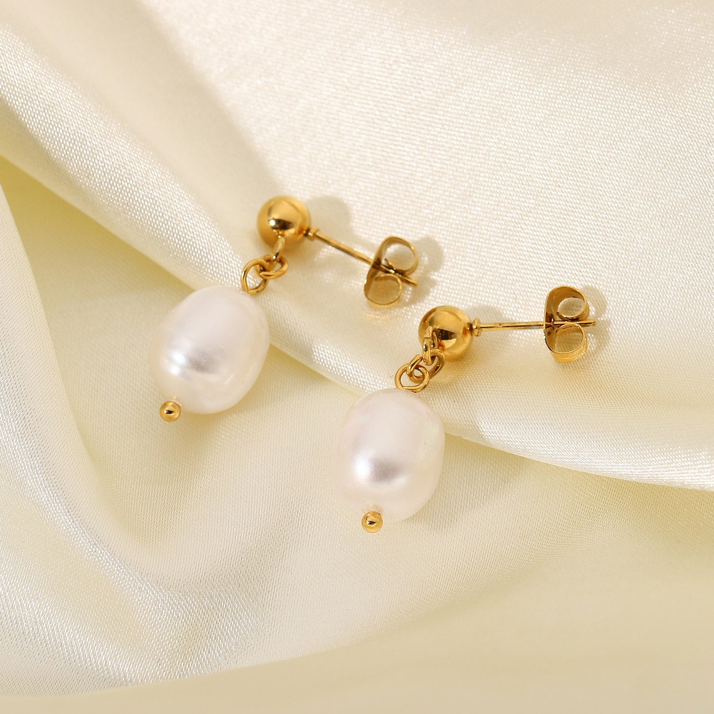 Leonard Shinning pearl studs