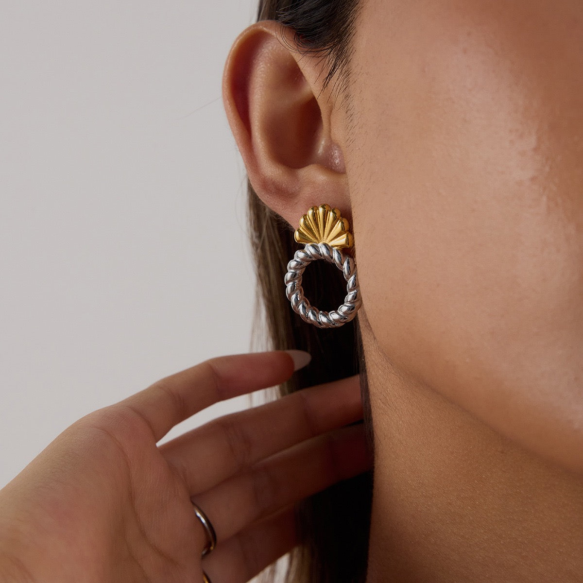 Shell hoops earrings