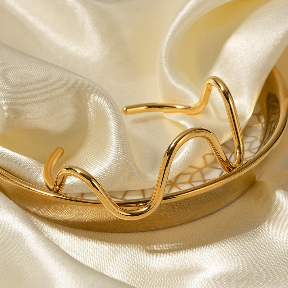 Biancia wave bangle