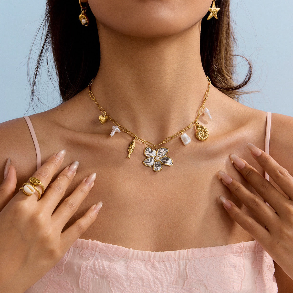 Flower two tones charm necklace