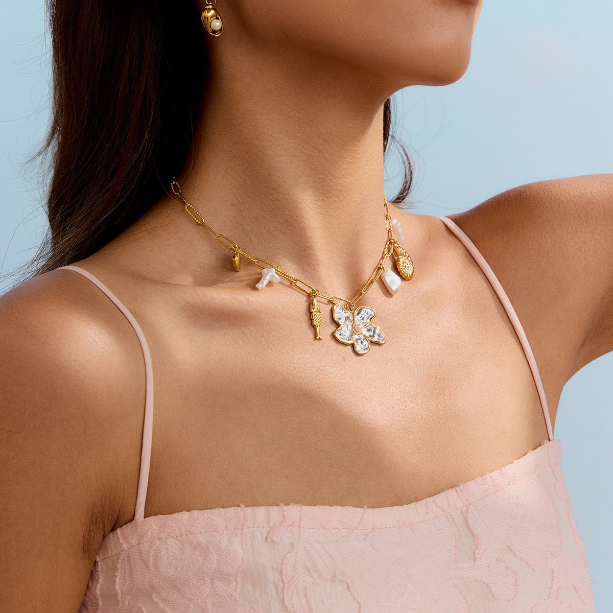 Flower two tones charm necklace