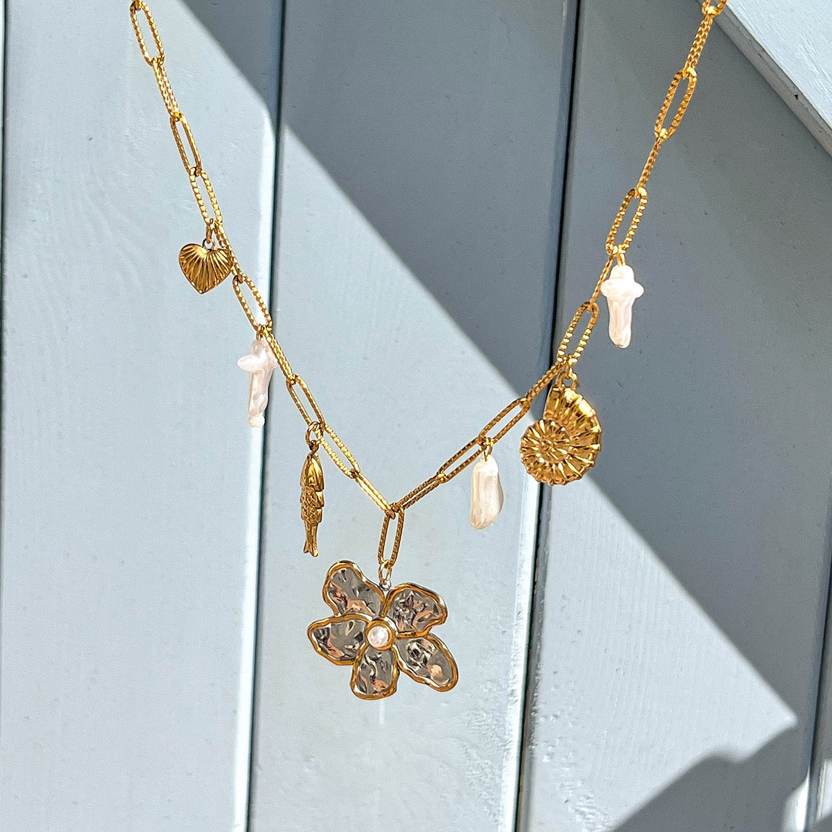 Flower two tones charm necklace