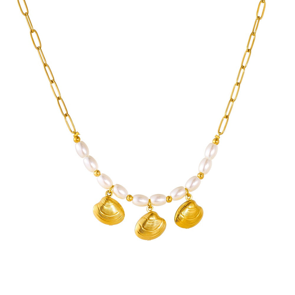 Pearly charm necklace