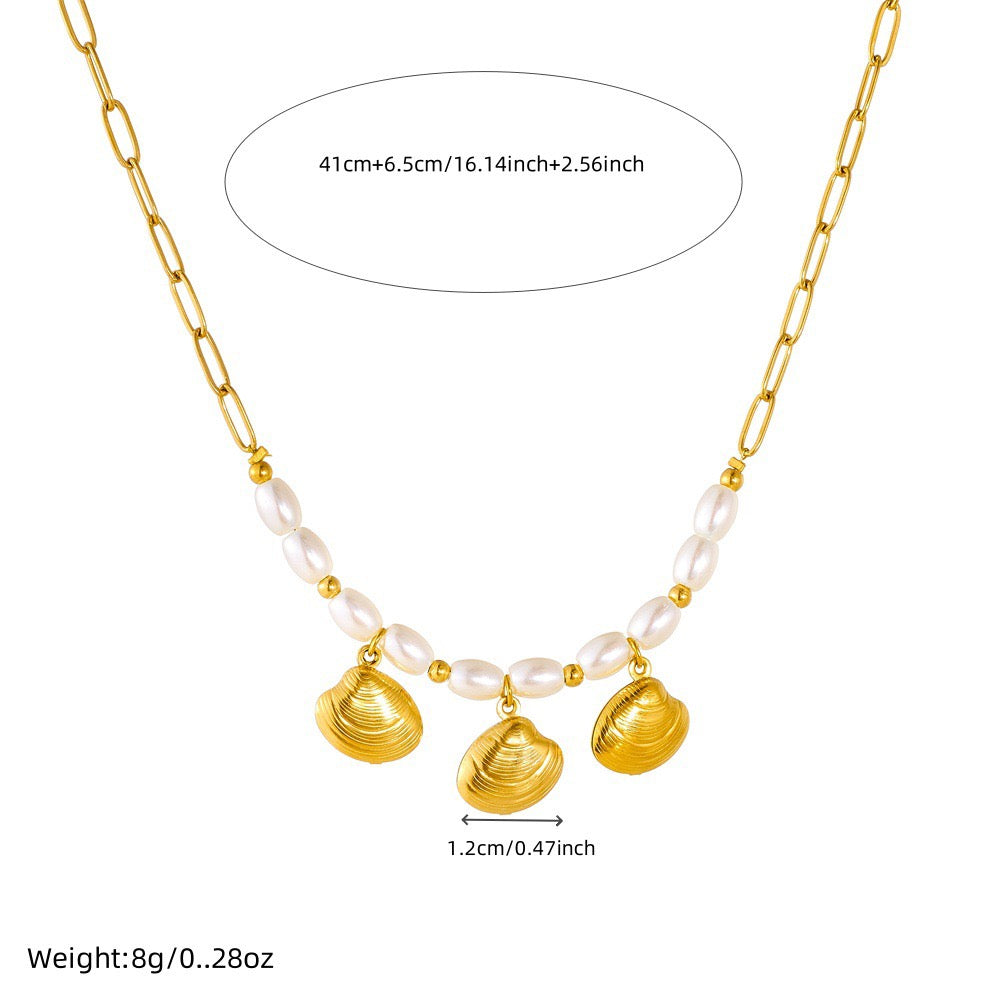 Pearly charm necklace