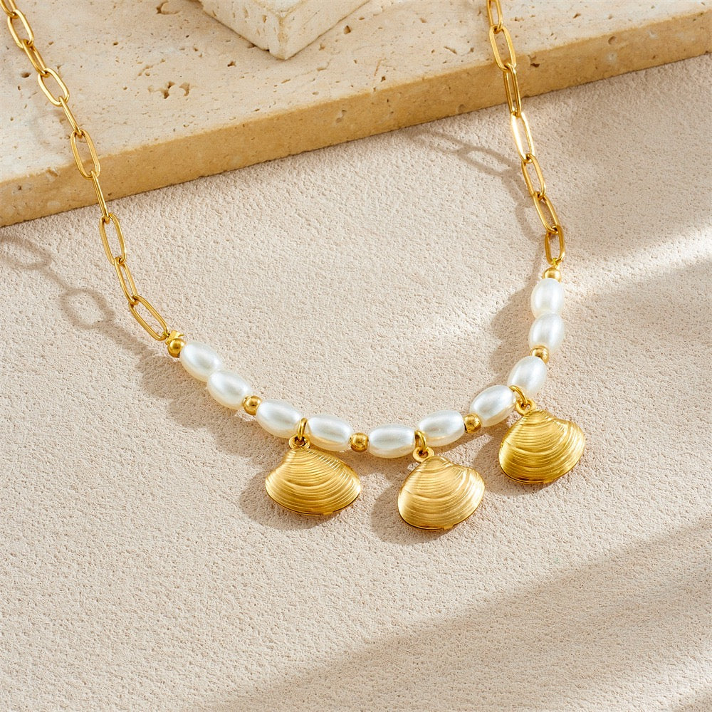 Pearly charm necklace