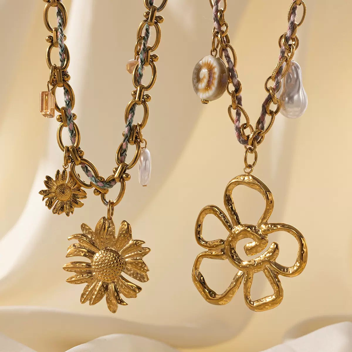 Flower two tones charm necklace