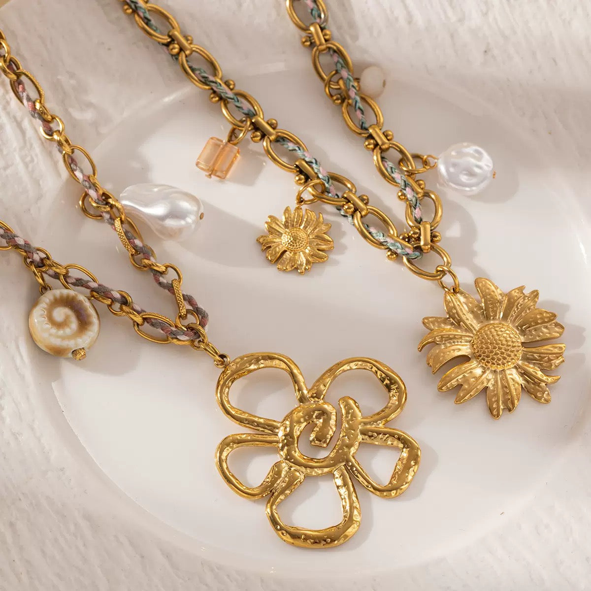 Flower two tones charm necklace