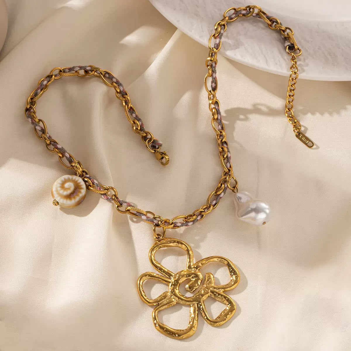 Flower two tones charm necklace