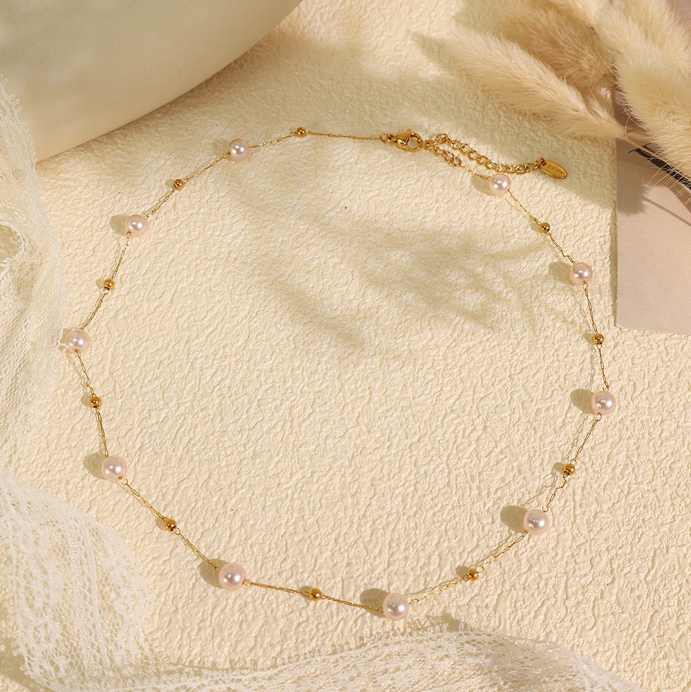 Queena beady pearly necklace