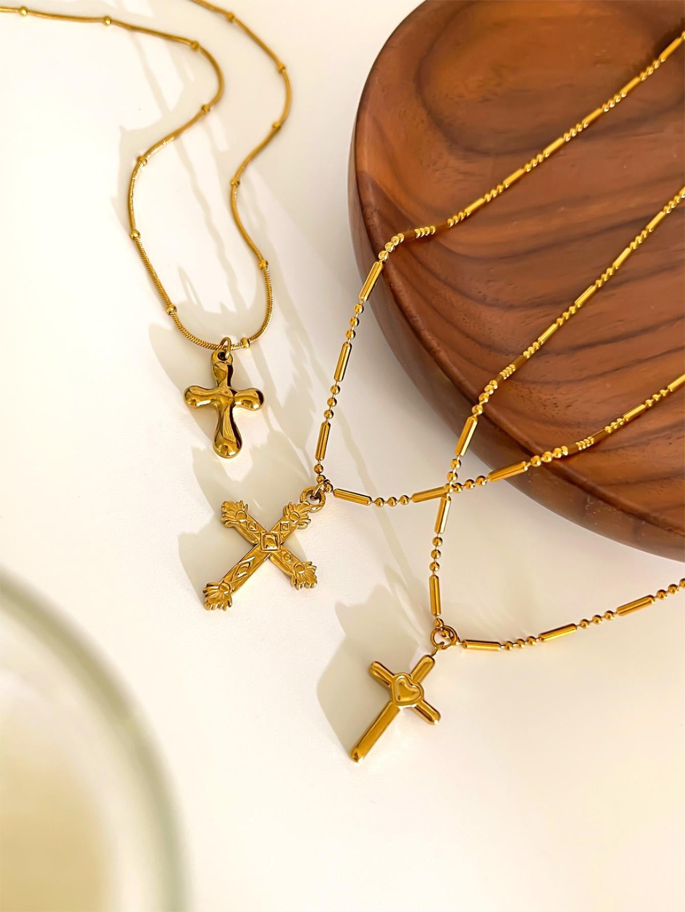 Cross pendant necklace