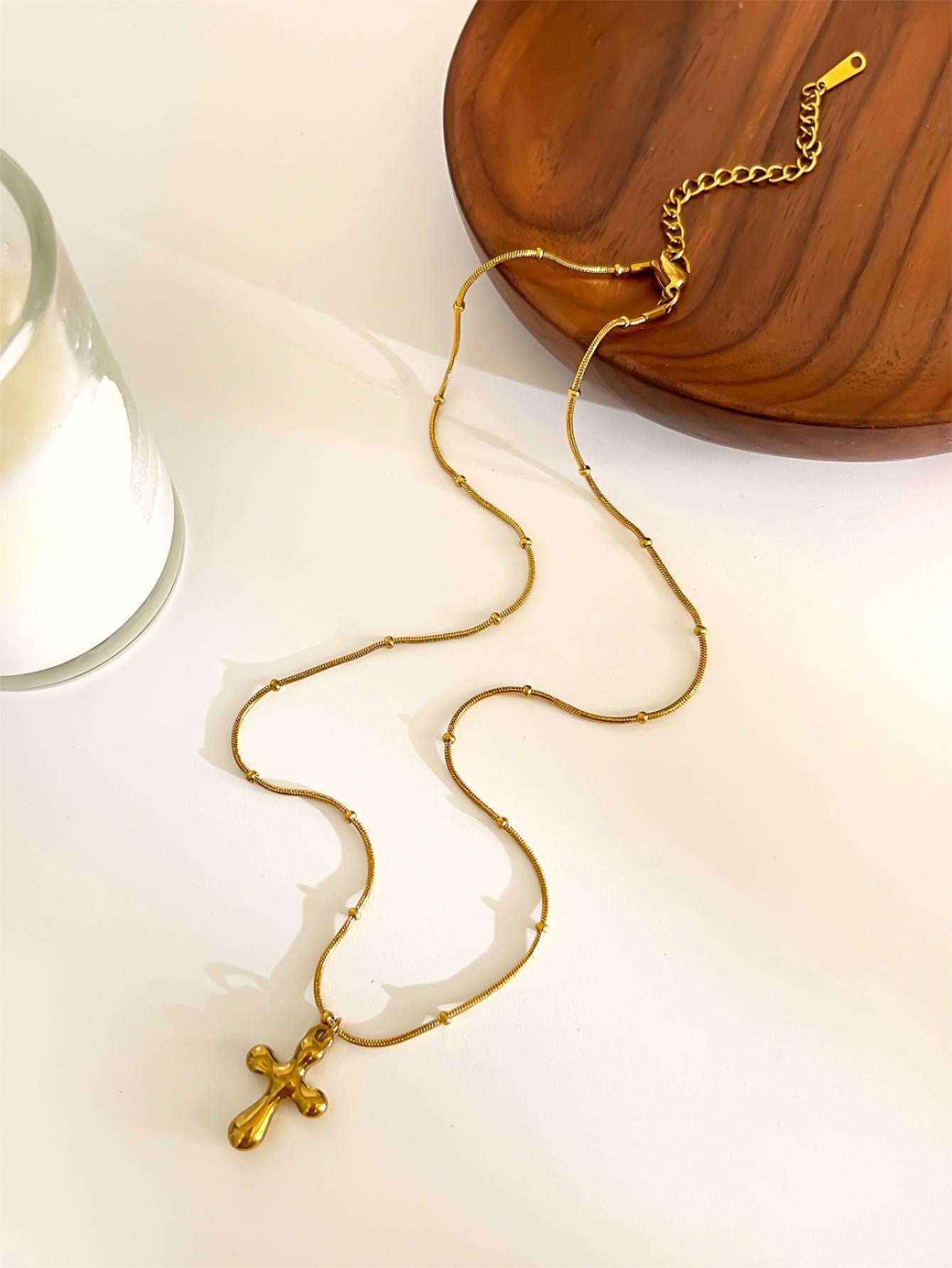 Cross pendant necklace