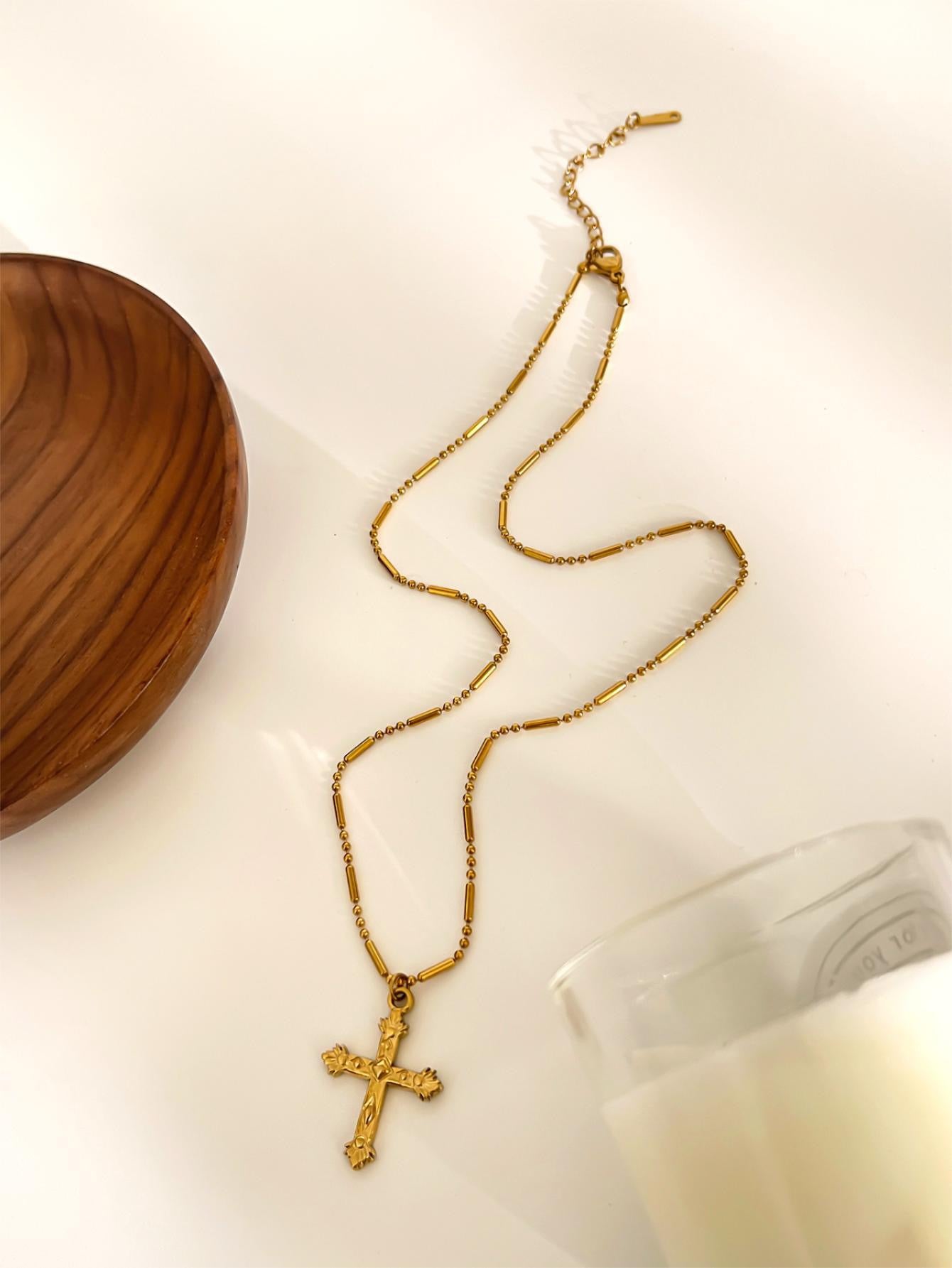 Cross pendant necklace