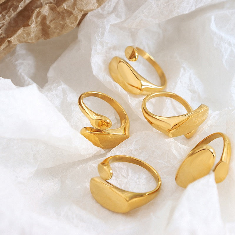 Waaga flat lay ring