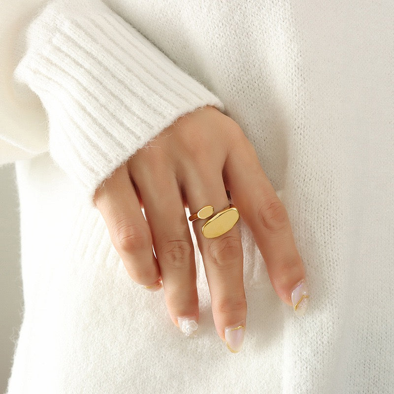 Waaga flat lay ring