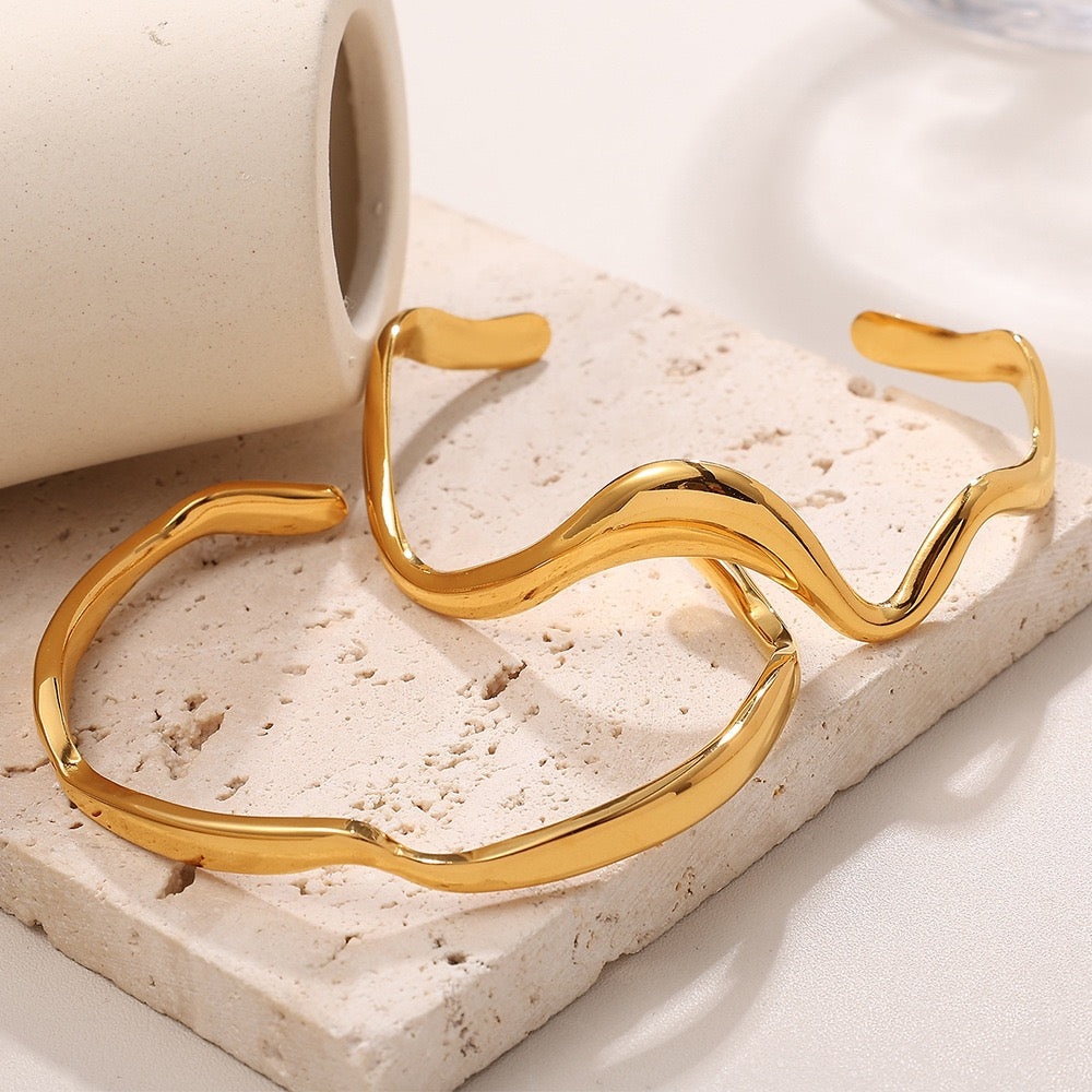 Wave bangle