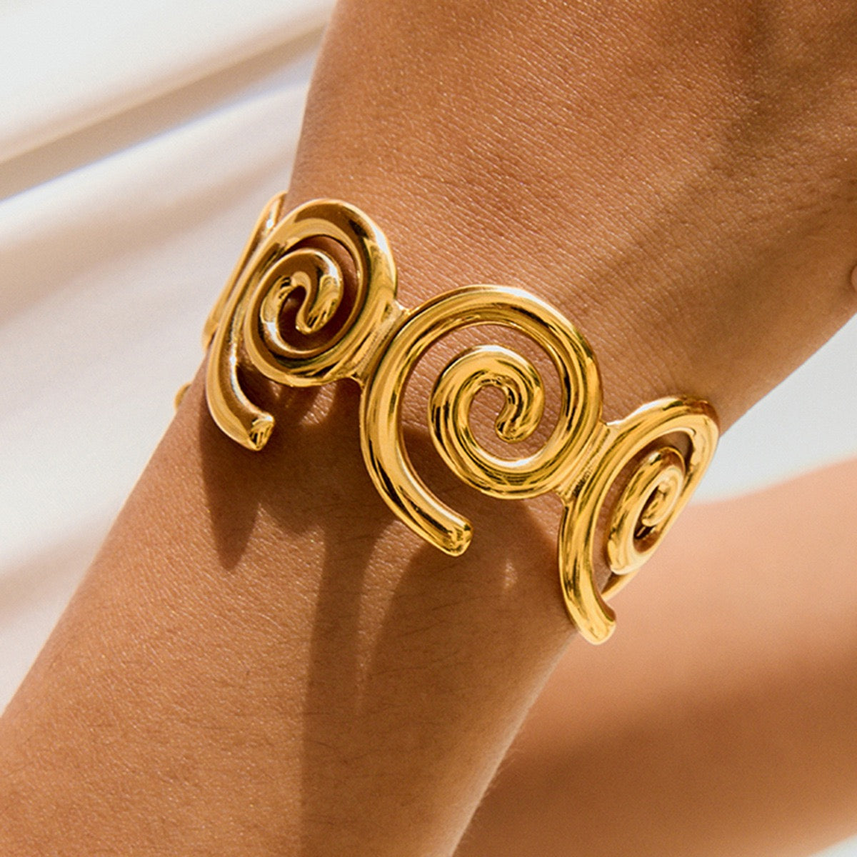 Swirl gold bangle