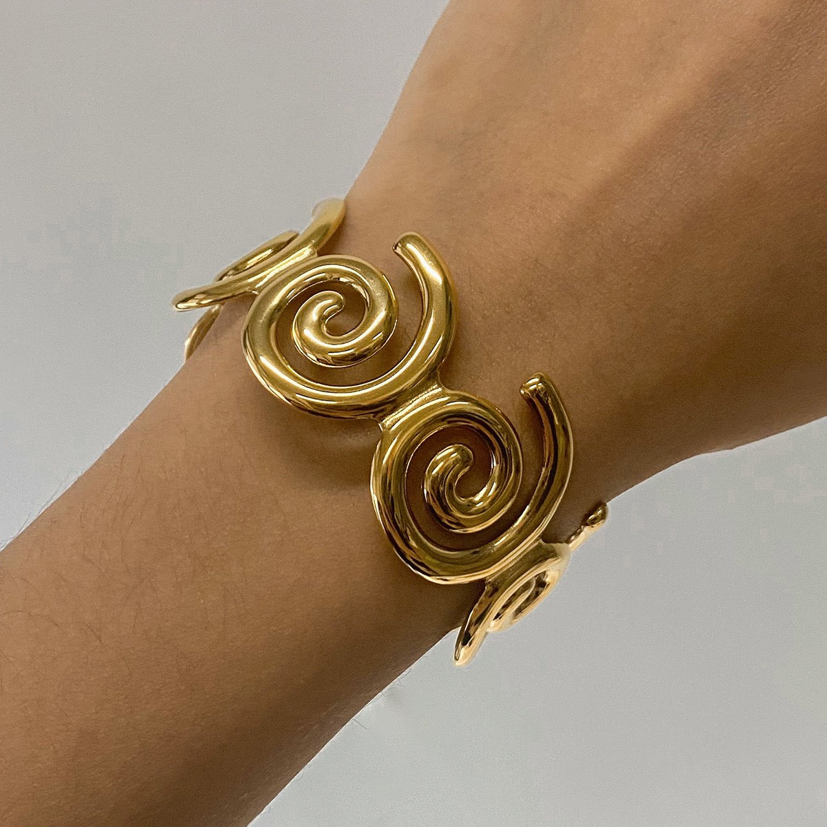 Swirl gold bangle