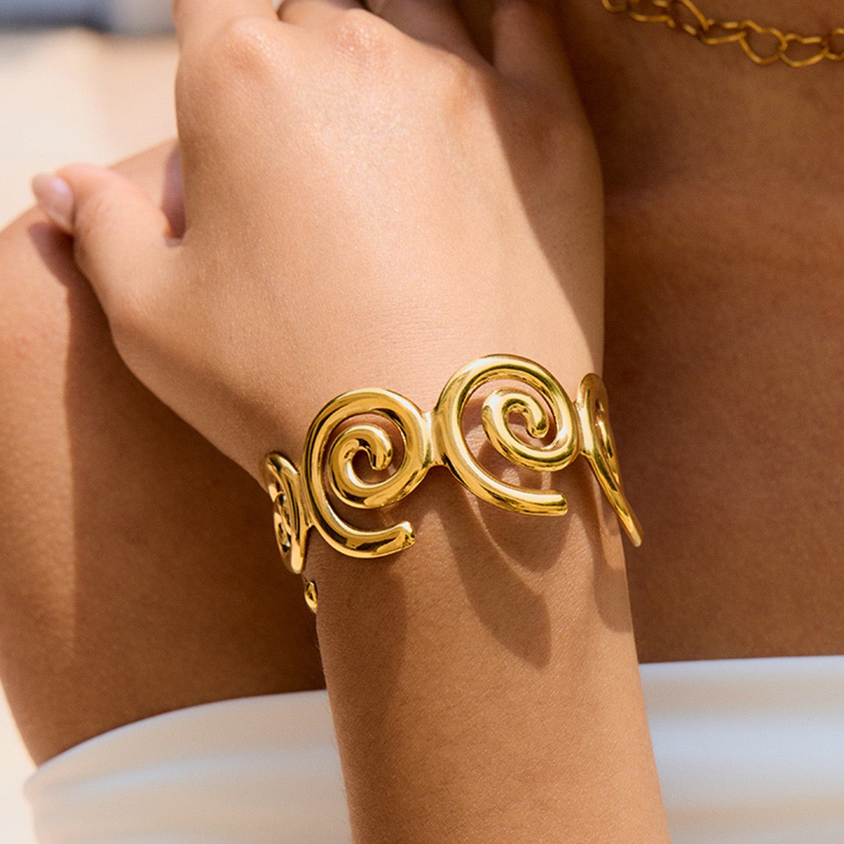 Swirl gold bangle