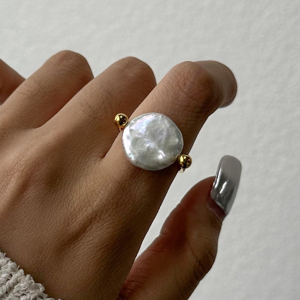 Flip pearl ring
