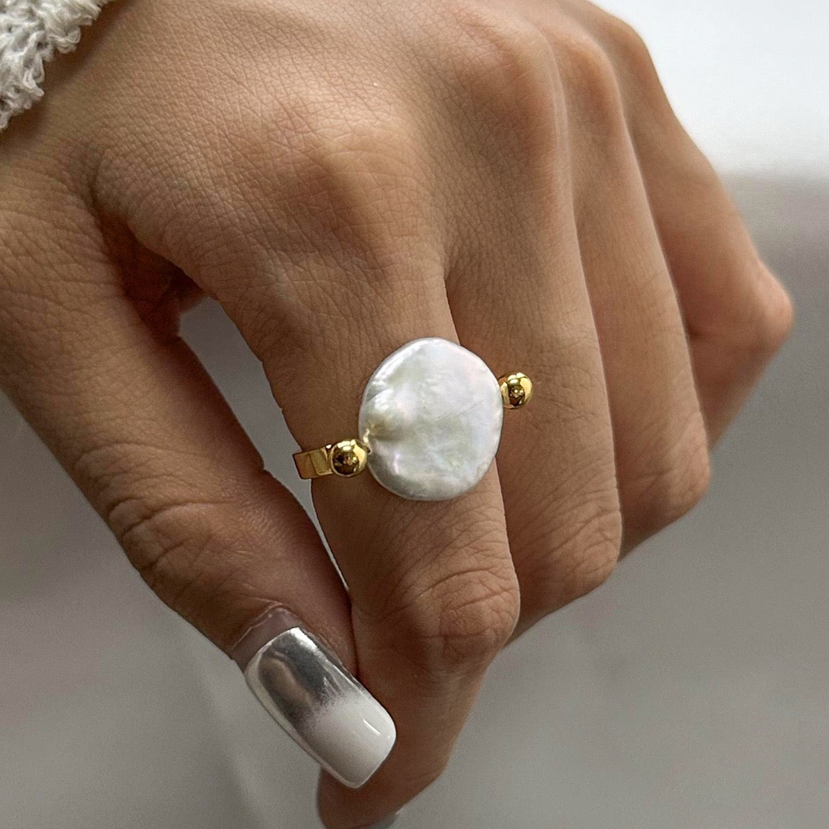 Flip pearl ring