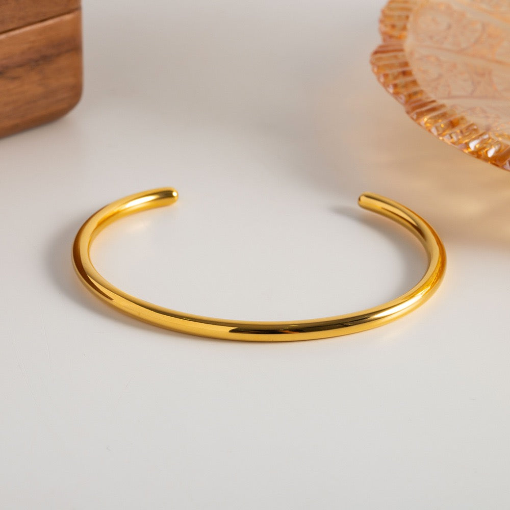 Classic round bangle