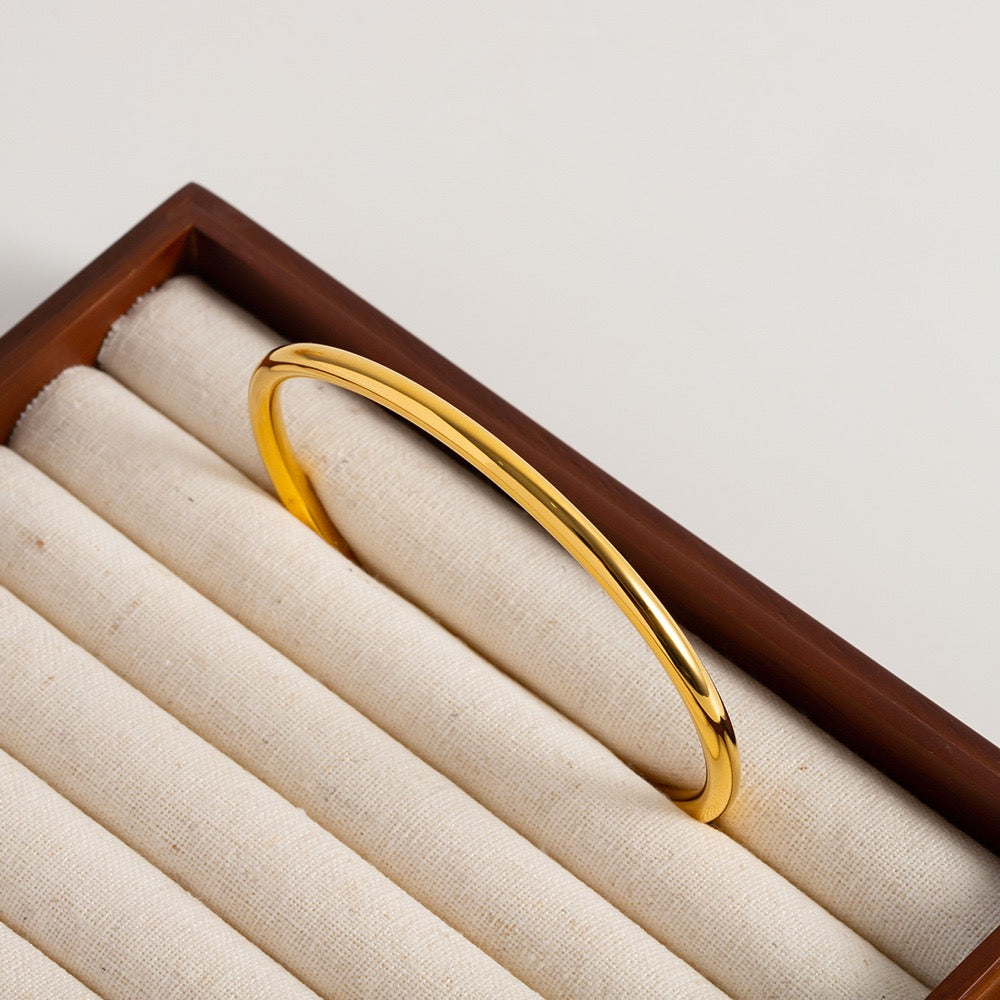 Classic round bangle