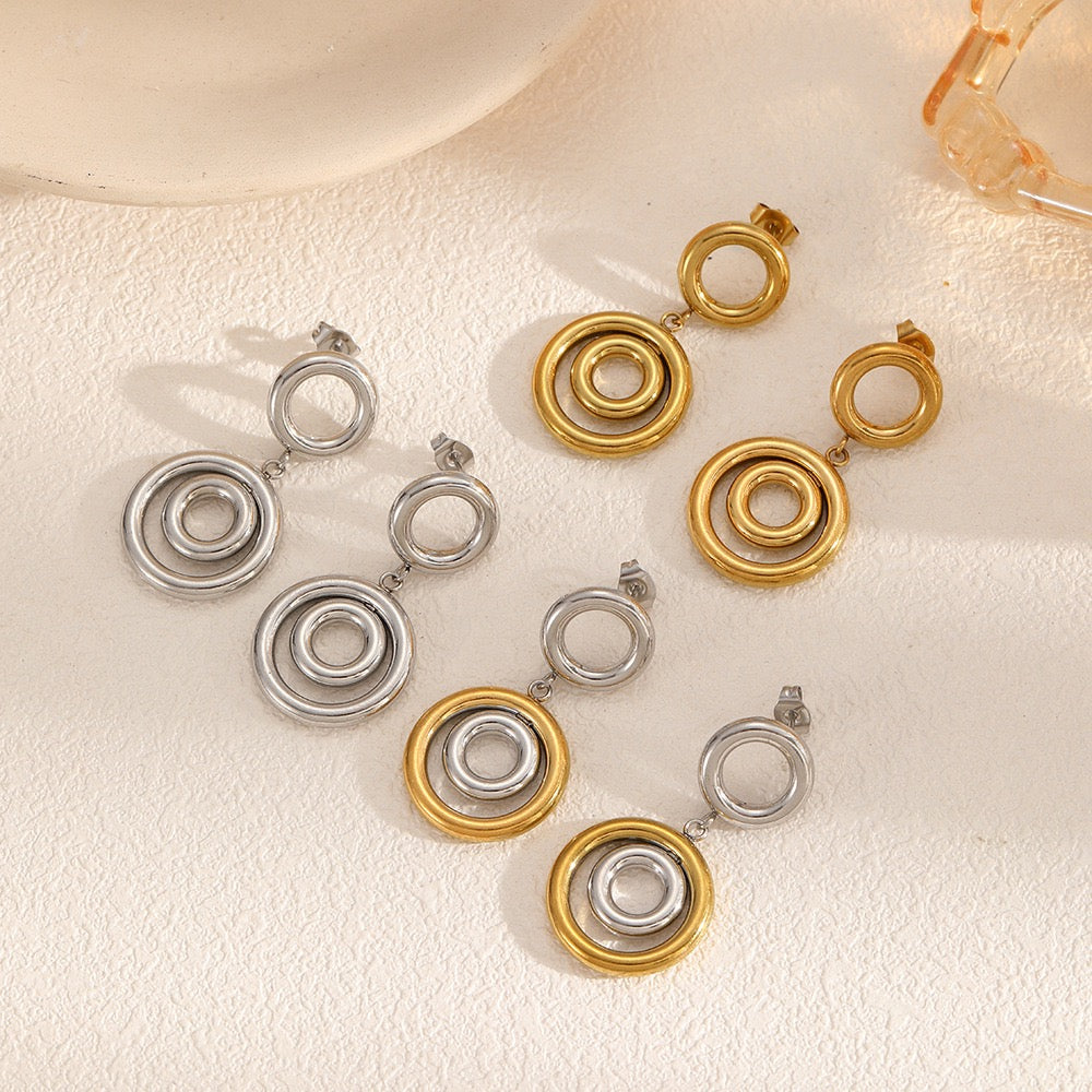 Circular quay hoop earrings