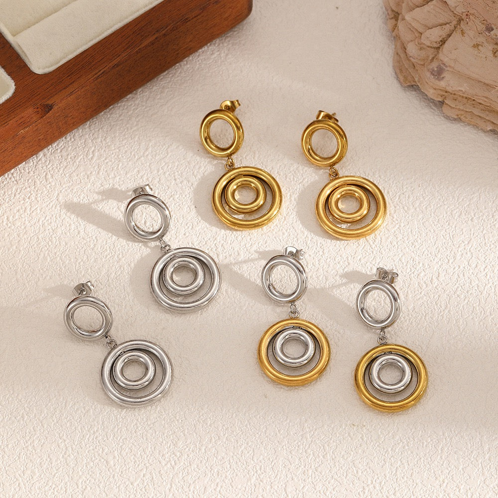 Circular quay hoop earrings