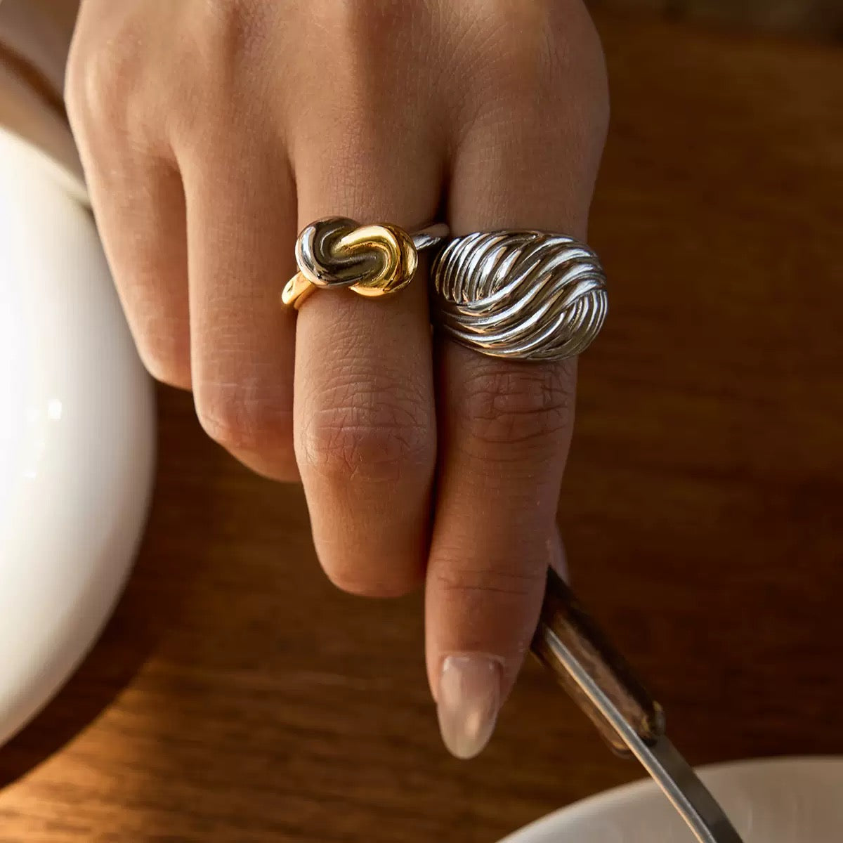Two tones knot ring