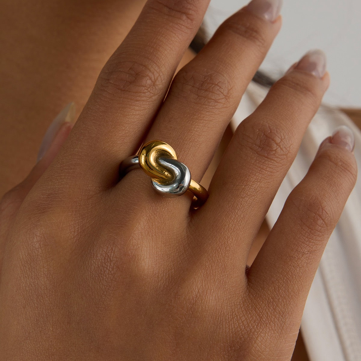 Two tones knot ring
