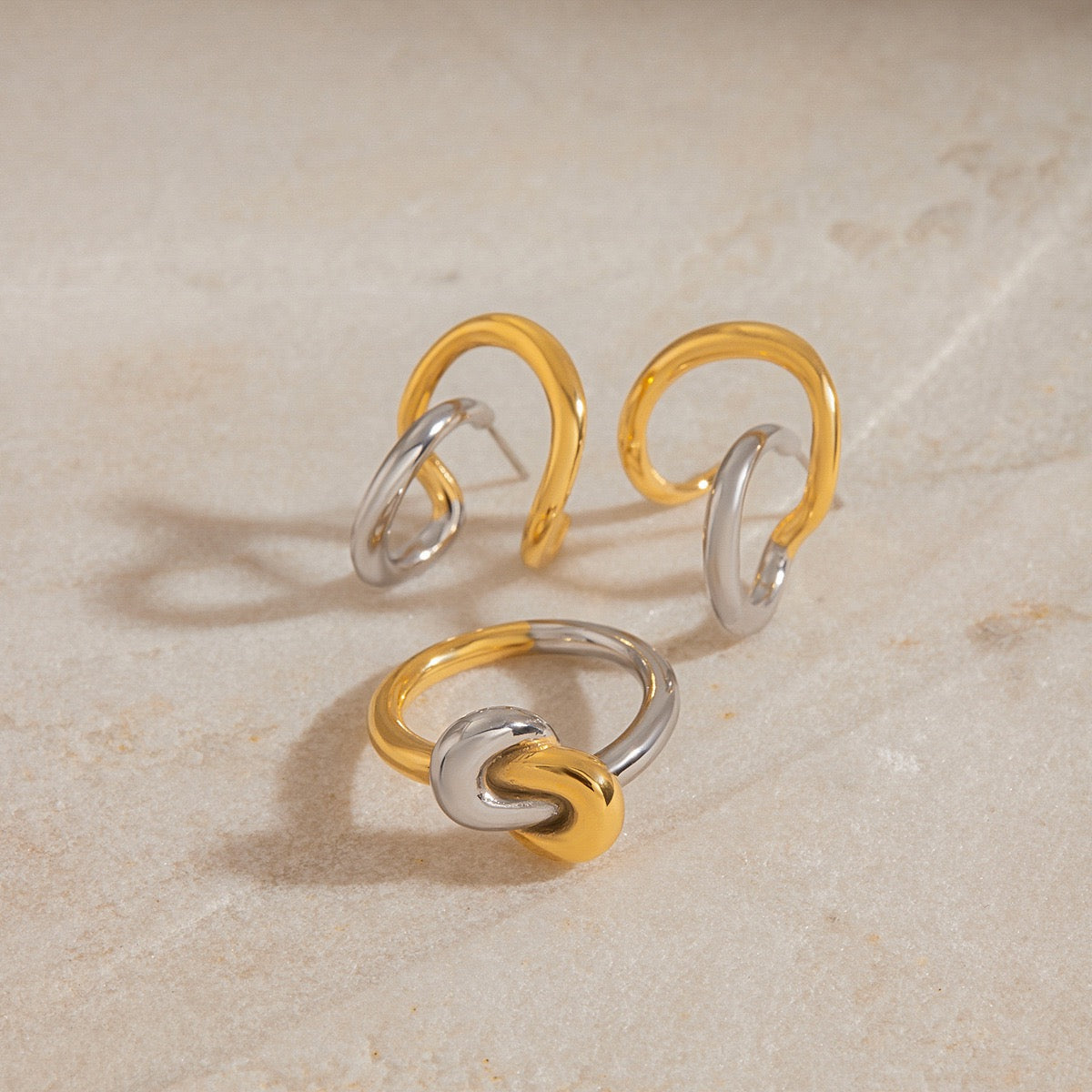 Two tones knot ring