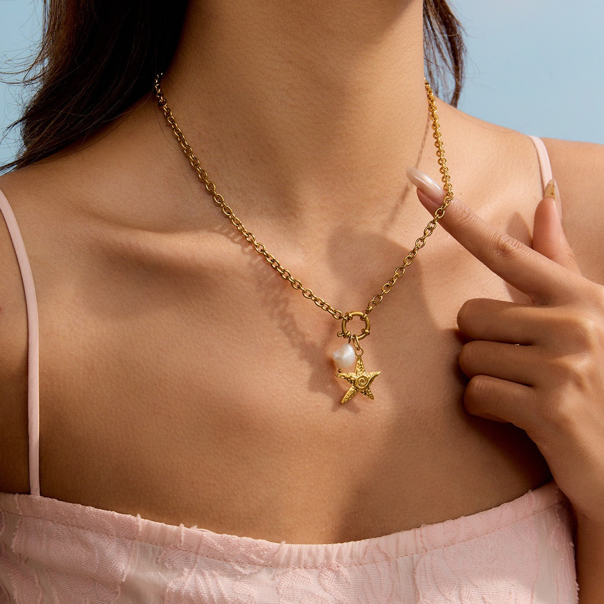 Swirl star necklace