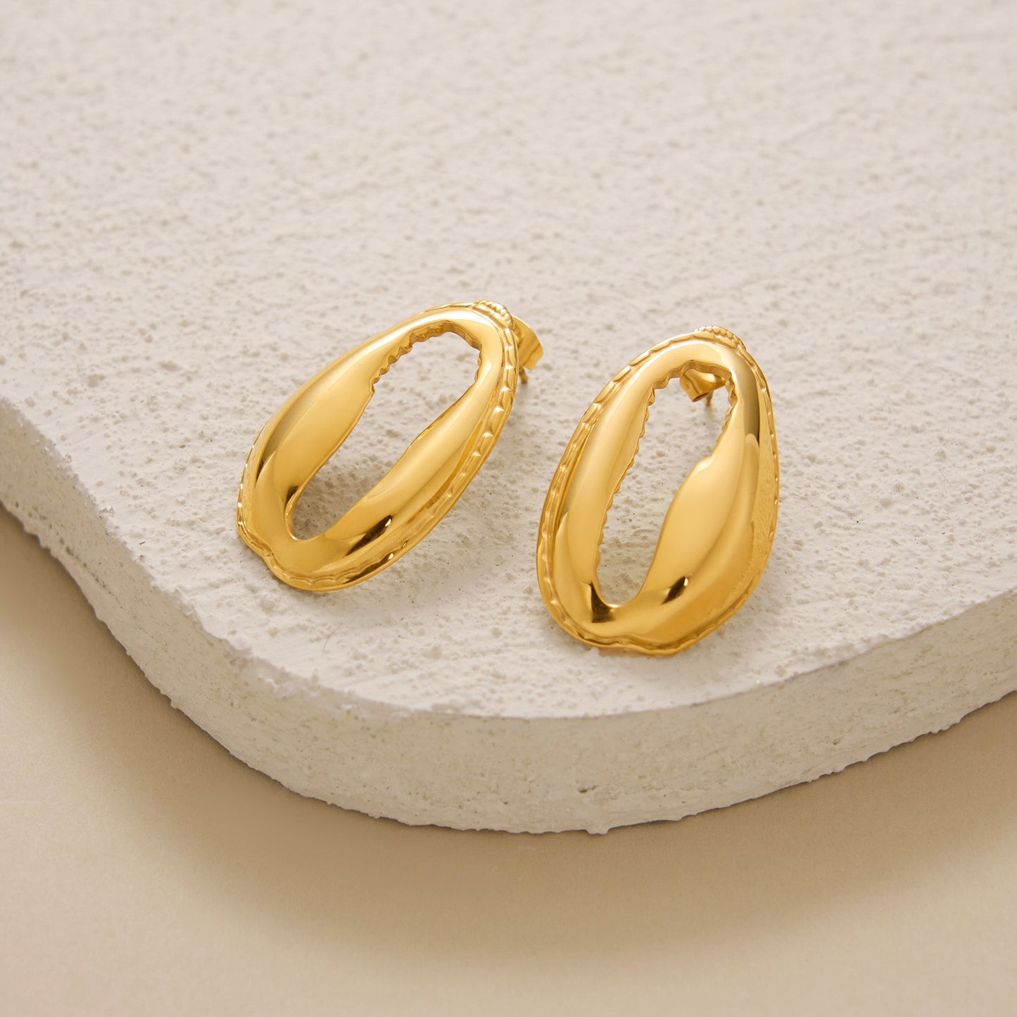 Ambra shell earrings