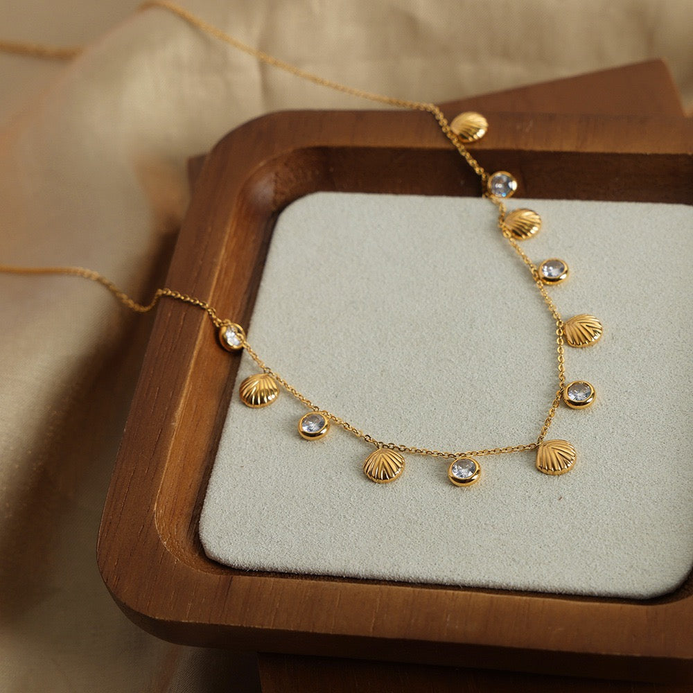 Shining shell charm necklace